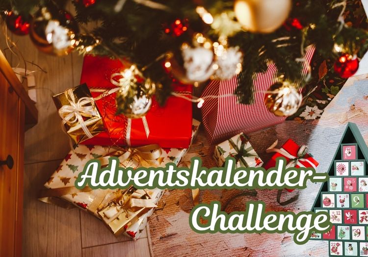 Eine weihnachtliche Szene vor einem geschmückten Baum. Vor dem Baum liegen viele bunt verpackte Geschenke.