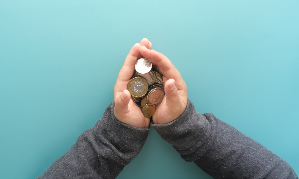 Ein Kind hält Geld in den Händen.