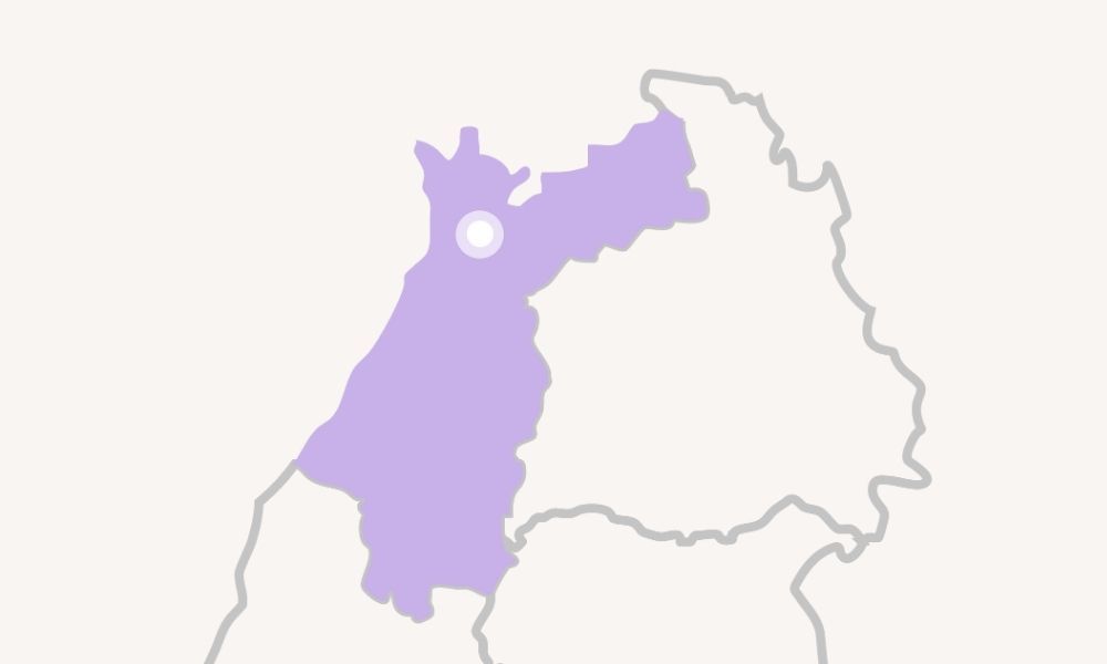 Zeigt eine Baden-Württembergkarte, in der der Regierungsbezirk Karlsruhe lila hervorgehoben ist.