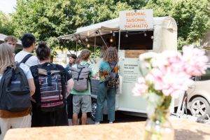 Ein Bild einer Menschenschlange, die am Foodtruck ansteht,