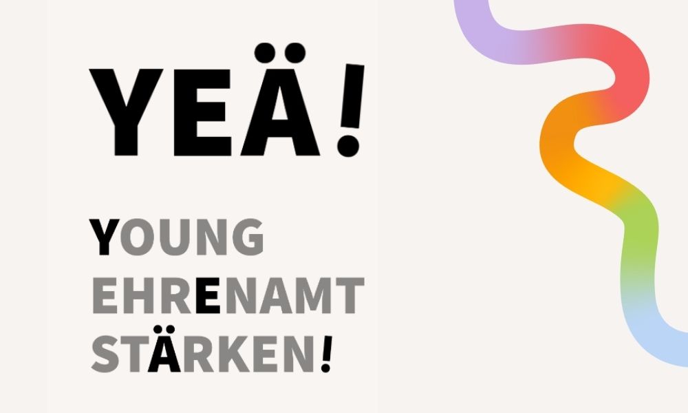 eine bunte Schlangenlinie über einem hellgrauen Hintergrund. Daneben ist der Projektschriftzug YEÄ! Young Ehrenamt Stärken!