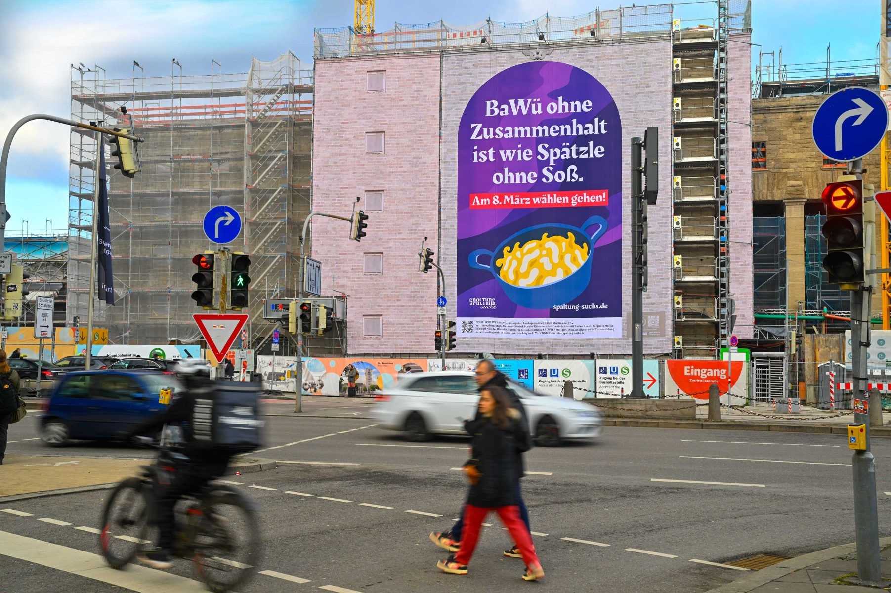 Ein Bild vom Hauptbahnhof Stuttgart, an dem ein großes Transparent hängt: BaWü ohne Zusammenhalt ist wie Spätzle ohne Soß.